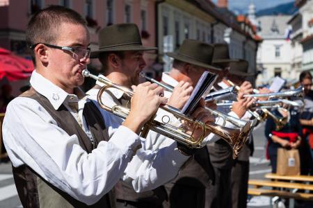 S soncem obsijan drugi festivalski dan 50. Dnevov narodnih noš in oblačilne dediščine v Kamniku (74)